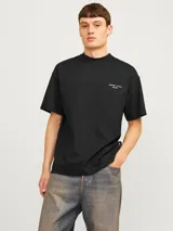 Camiseta negra de manga corta con cuello redondo y corte holgado.