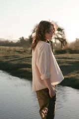 Pantalón de trabajo verde oliva, de tiro medio, confeccionado en gabardina de algodón. Presenta cinta utilitaria trasera, cintura ajustable, bolsillo para metro bordado y cinta reflectiva en los bajos.