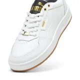 Championes Puma Court Classic blancos de cuero, con detalles en negro y dorado.