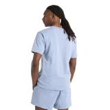 Remera celeste de algodón con logo bordado en el pecho.
