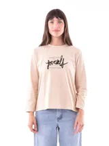 Remera blanca de manga larga con estampa rectangular dorada con diseño animal print y texto 'Fearless, fierce & fabulous'.