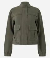 Campera bomber negra de viscosa con cierre delantero, bolsillos con solapa y pespuntes contrastantes en color blanco.