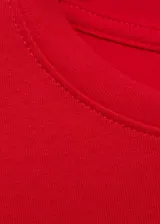 Remera roja de algodón con cuello redondo y mangas cortas, de corte ajustado.