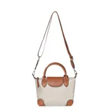 Cartera Las Oreiro modelo Love, color beige con detalles en marrón. Tiene doble asa corta y correa larga extraíble y ajustable. Cuenta con cierre principal, bolsillo interno con cierre y forro interior estampado con el logo de la marca.