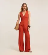 Blusa estilo chaleco color ladrillo, confeccionada en ribana con textura acanalada, sin mangas y con abotonado delantero.