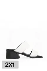 Sandalias de cuero blancas con dos tiras anchas y taco bloque negro de 3 cm.