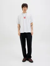 Camiseta blanca de manga corta y cuello redondo con estampado de texto en el pecho.