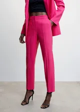 Pantalón recto de diseño crop color fucsia, con tejido fluido, cintura elástica y múltiples bolsillos.