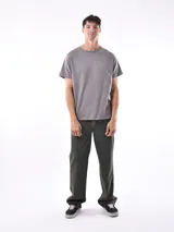 Remera gris de corte regular y mangas cortas.