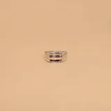 Anillo ancho de plata 925 con una hilera de circonias engarzadas en la parte superior.