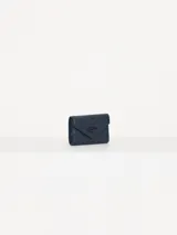 Billetera pequeña color visón, con solapa y cierre a presión. Diseño acolchado con pespuntes en forma de V y logo metálico con forma de labios.