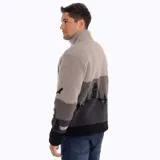 Campera polar de hombre con cierre frontal, cuello alto y bolsillos laterales. Diseño con estampado de montañas en tonos grises y negros.