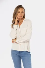 Camisa color crema de lino, de manga larga con botones de madera y bolsillo en el pecho.