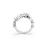 Anillo bañado en rodio adornado con Swarovski Zirconias transparentes en talla de pera y talla cuadrada con una gradación de tamaños que crea una silueta inesperada.