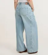 Pantalón de jean wide leg color celeste claro, con bolsillos embutidos y recortes marcados. Presenta bolsillos traseros tradicionales y ruedo sencillo.