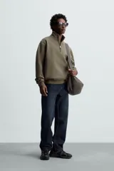 Sudadera negra de algodón con cuello alto y cierre de cremallera. Corte relaxed fit, manga larga y terminaciones en rib.