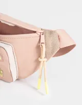Riñonera deportiva color rosa viejo con correa regulable, cierre superior y bolsillo frontal con cierre.