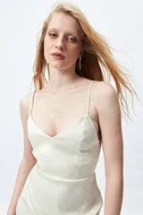 Vestido corto negro de breteles finos con escote en V, silueta entallada y espalda completamente abierta con ajuste metálico.