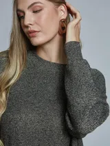 Sweater de lurex color gris con brillo dorado, de cuello redondo y mangas largas.