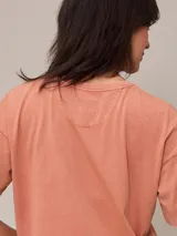Remera azul de algodón con cuello redondo y mangas cortas.