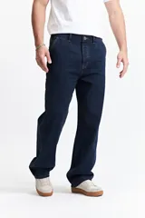 Pantalón jean celeste de corte carpenter, tiro medio, con presillas para cinturón y bolsillos laterales.