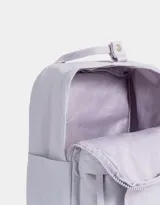 Mochila negra de tela deportiva con correas regulables, manijas superiores con broche, acceso con cierre superior y puller de cuerina, bolsillo frontal con cierre y puller de cuerina, y tag de goma.