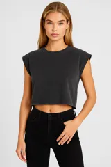 Remera corta color gris oscuro con cuello redondo y sisas amplias.
