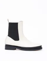 Bota Chelsea color crema de cuero vacuno, con elástico lateral negro, suela de cuero y taco de 2,5 cm. Hecha a mano en Argentina.