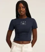 Blusa baby look azul marino de algodón, con cuello redondo, manga corta, drapeado delantero y estampa lettering "EUA" con estrellas.