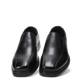 Zapato de vestir de cuero negro con cordones y suela de goma.