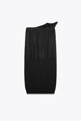Falda midi negra de tiro alto con cintura elástica y frunces. Presenta detalle de tejido combinado y abertura en la parte trasera del ruedo.