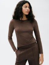 Remera de manga larga y cuello redondo en color marrón, de calce ajustado y diseño básico.