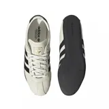 Championes Adidas Tokyo de cuero color crema con detalles en negro, incluyendo las tres tiras laterales y la suela.