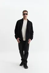 Sobrecamisa color marrón claro de twill de algodón, con cuello clásico, cierre frontal con botones a tono, dos bolsillos de parche con solapa abotonada en el pecho y mangas largas con puños abotonados.