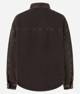Campera trucker de jeans color marrón oscuro con efecto tintado, cuello clásico, cierre frontal con botones metálicos y bolsillos con solapa abotonada en el pecho.
