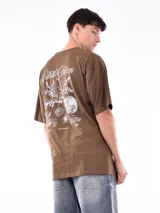 Remera blanca de corte oversized con logo pequeño estampado en el pecho.