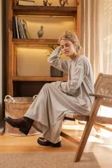 Vestido gris melange de corte holgado, con mangas largas y puños ajustados.