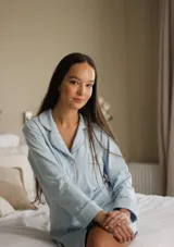 Camisa de manga larga color gris claro con vivos blancos, confeccionada en algodón.