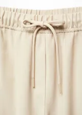 Pantalón color verde oliva, de tejido fluido, corte recto, tiro alto, cintura elástica con cordón de ajuste y bolsillos laterales.