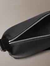 Bandolera negra de Calvin Klein con correa ancha con el logo de la marca.