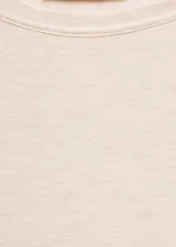 Remera color beige de manga larga y cuello redondo, de corte ajustado.