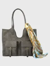 Cartera de hombro de ecocuero color gris, con compartimento principal con cierre cremallera, dos bolsillos frontales con solapa y broche imantado, bolsillo interior con cierre y bolsillo trasero con cierre. Incluye un pañuelo estampado como adorno.