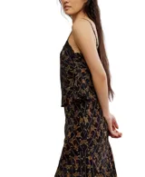 Top negro con estampado floral, escote recto con encaje, espalda abierta con tirantes regulables y sin mangas.