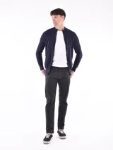 Campera negra con cierre frontal, cuello alto y puños con ribete celeste.