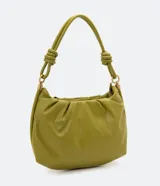 Bolso tipo hobo grande color verde oliva, con correa de hombro tipo tubo anudada y cierre de cremallera.