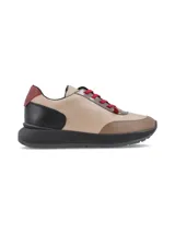Zapatillas deportivas color bronce con cordones negros y suela negra.