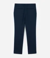 Pantalón slim fit de hombre color azul marino, con cintura con pasadores, cierre tradicional y bolsillos tipo cuchillo. Confeccionado con tecnología Performance para mayor respirabilidad y secado rápido.