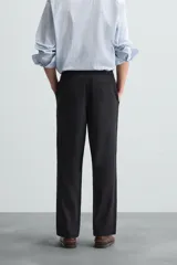 Pantalón azul marino de corte recto, con cintura elástica ajustable con cordón, bolsillos laterales y traseros.