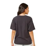 Remera negra de algodón con estampado de flores, palmeras y texto "Rip Curl Surf Company".