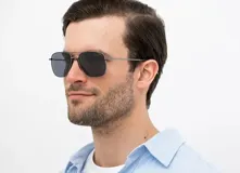 Lentes de sol tipo aviador con marco de metal plateado y lentes polarizados.